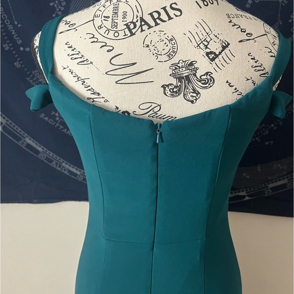 Emerald Green Off-Shoulder Formal Gown – Size 6 - Picture 3 of 4